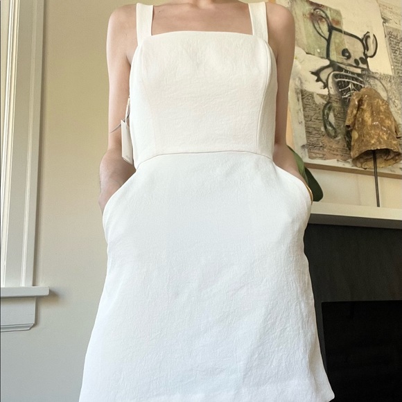 NWT NEVER BEEN WORN ARITZIA WILFRED OFF WHITE DRESS WITH BEAUTIFUL BOW DETAILING - Picture 2 of 7